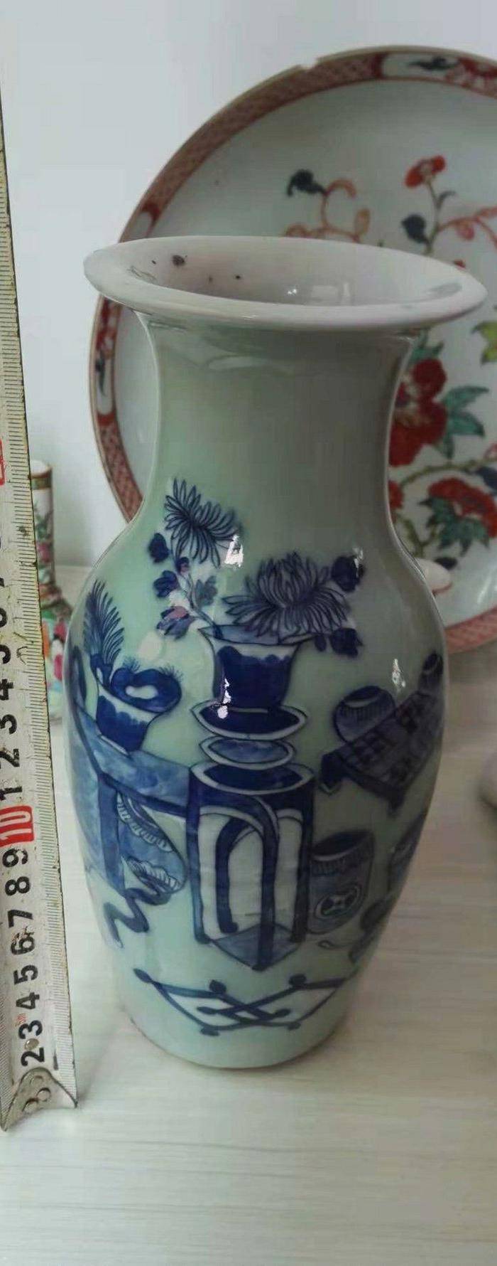 清中高加白博古花卉瓶图8