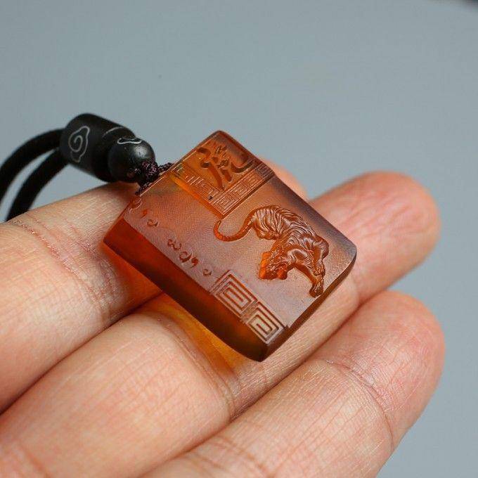 棕红缅甸琥珀生肖虎吊坠 22KQ04图9