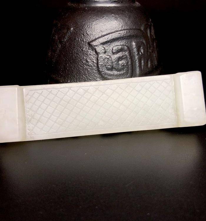 精品收藏级 清代和田白玉童子滚绣球玉笔架一件图3