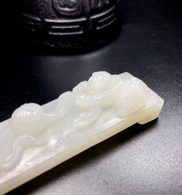 精品收藏级 清代和田白玉童子滚绣球玉笔架一件图6