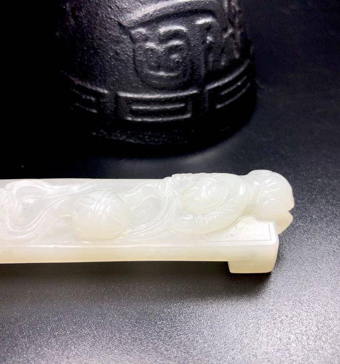精品收藏级 清代和田白玉童子滚绣球玉笔架一件图7