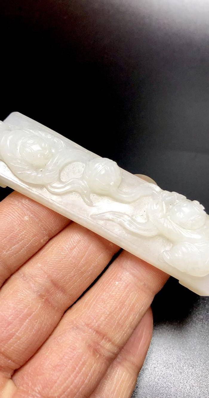 精品收藏级 清代和田白玉童子滚绣球玉笔架一件图8