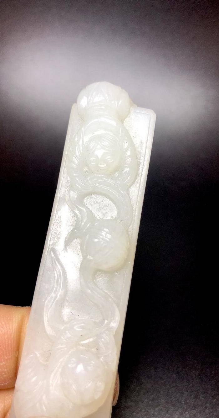 精品收藏级 清代和田白玉童子滚绣球玉笔架一件图11