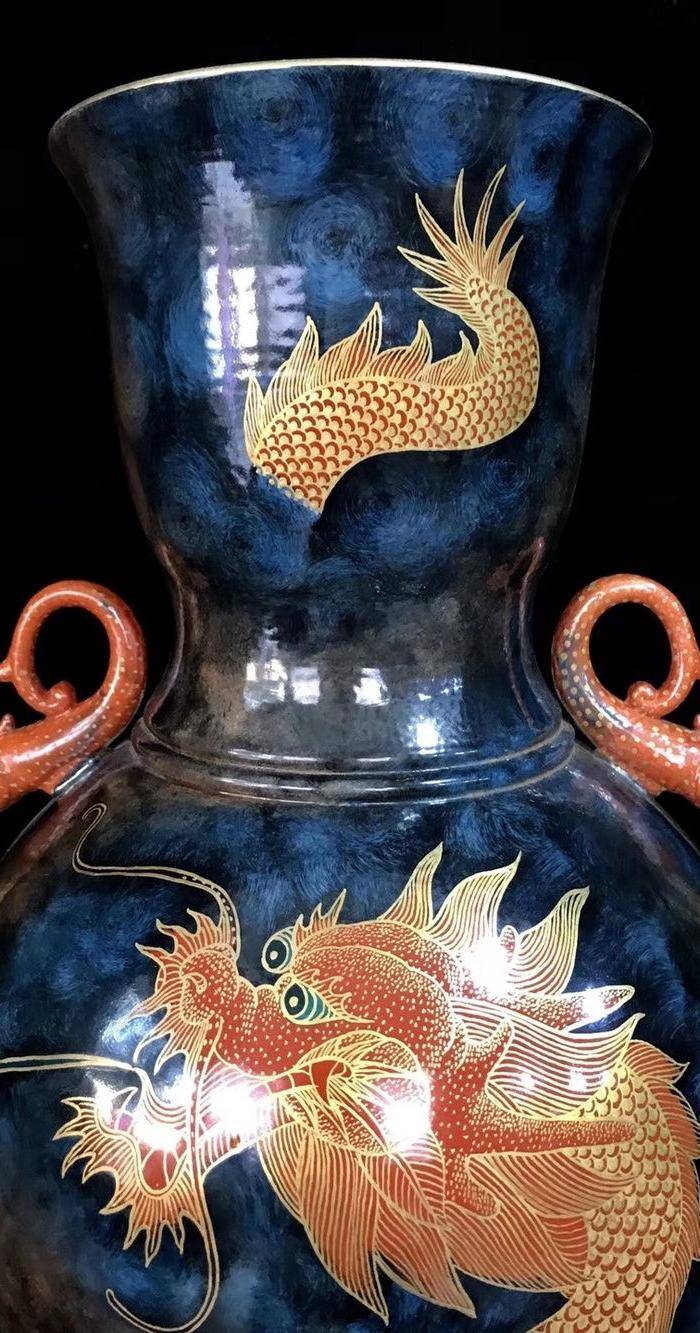 精品本金祭蓝釉矾红描金鱼跃龙门纹双耳瓶一对图3