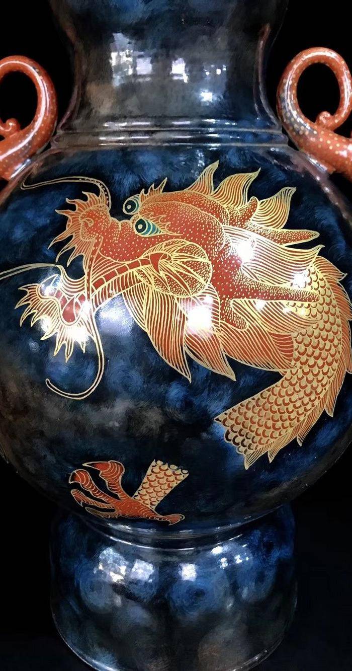 精品本金祭蓝釉矾红描金鱼跃龙门纹双耳瓶一对图4