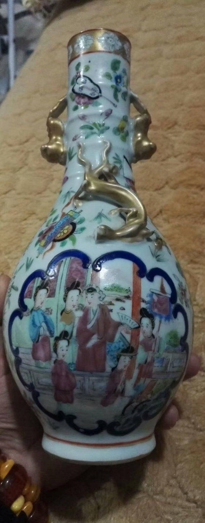 清广彩开窗人物双盘龙长颈瓶图3