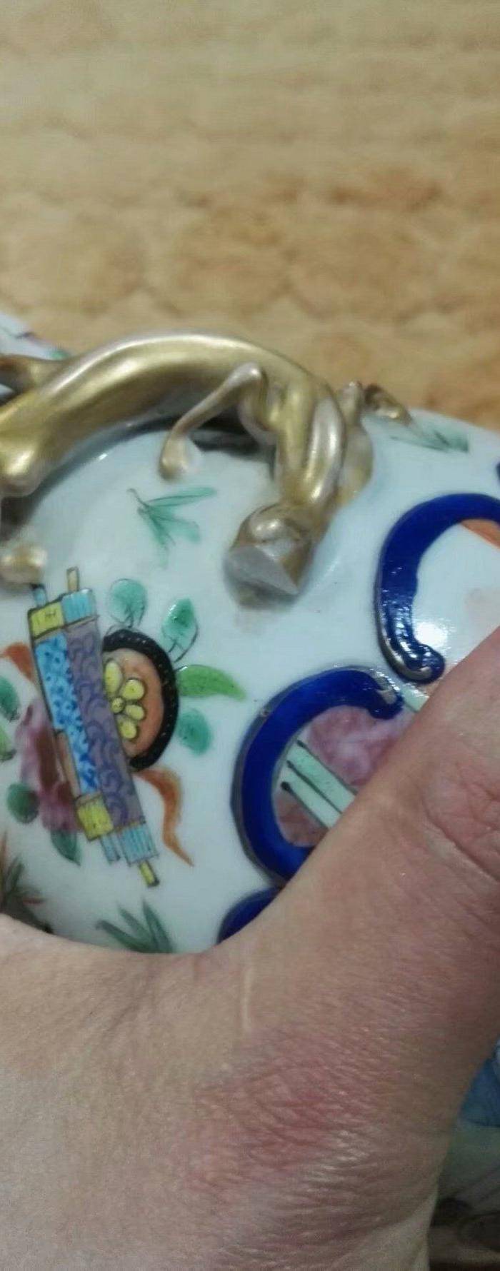 清广彩开窗人物双盘龙长颈瓶图5