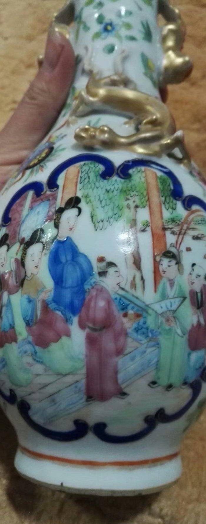 清广彩开窗人物双盘龙长颈瓶图10