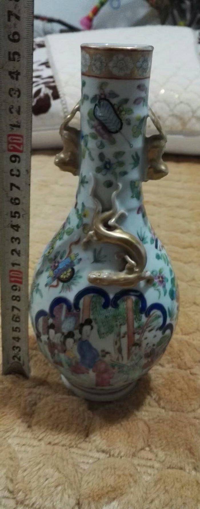 清广彩开窗人物双盘龙长颈瓶图11