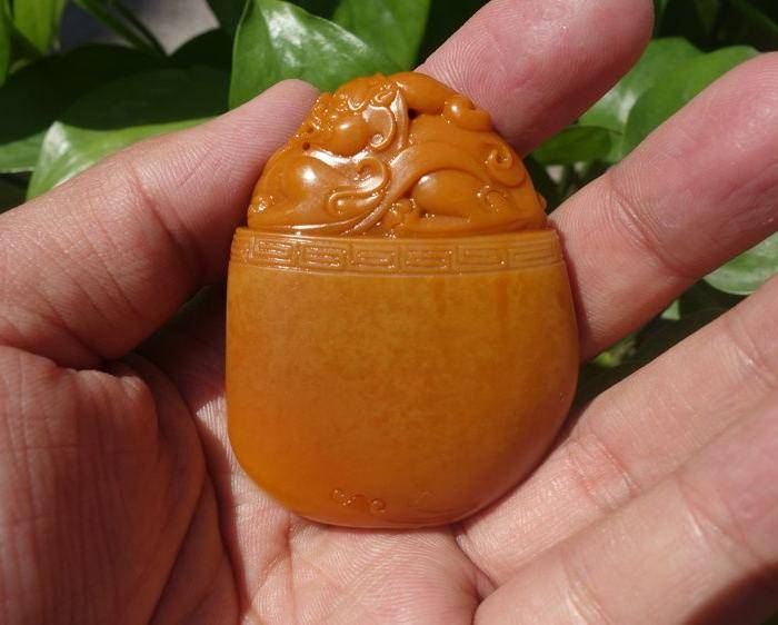 新疆和田玉黄沁籽料府上有龙把件图4