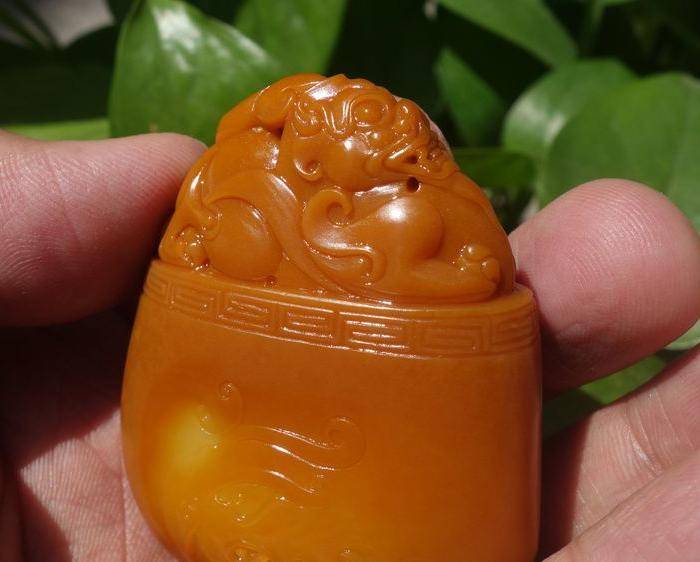 新疆和田玉黄沁籽料府上有龙把件图3