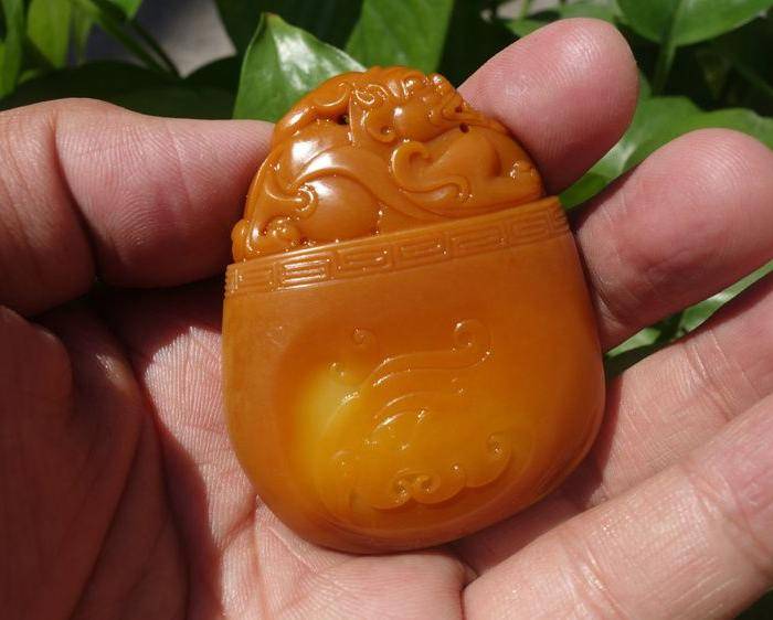 新疆和田玉黄沁籽料府上有龙把件图9