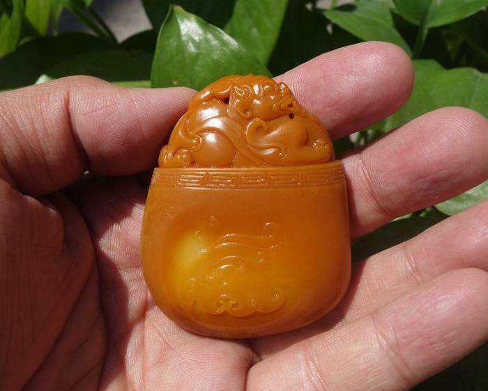 新疆和田玉黄沁籽料府上有龙把件图2