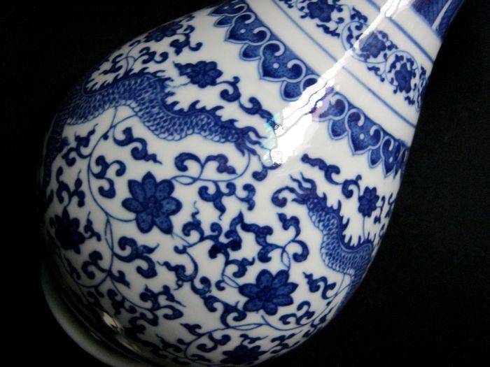 底款:大清乾隆.青花瓷龙纹赏瓶图4