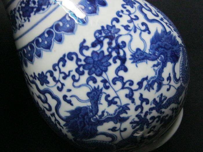 底款:大清乾隆.青花瓷龙纹赏瓶图6