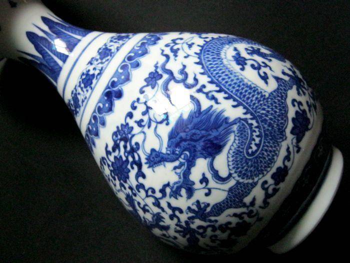 底款:大清乾隆.青花瓷龙纹赏瓶图8