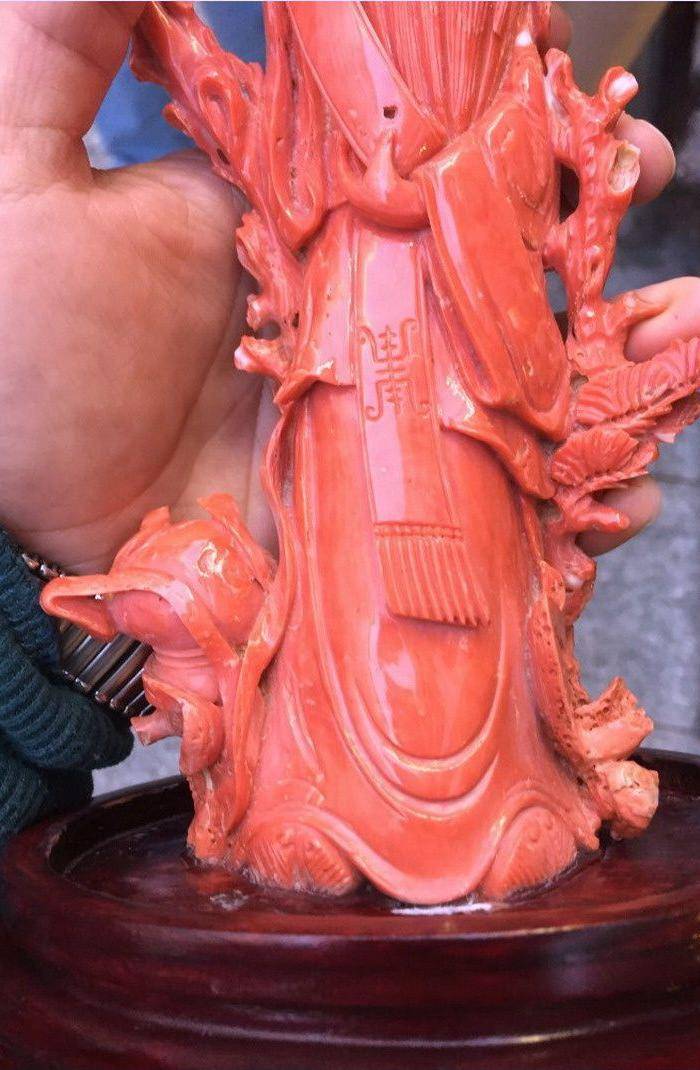 重磅压轴 回流1375克台湾MOMO珊瑚寿星摆件图4