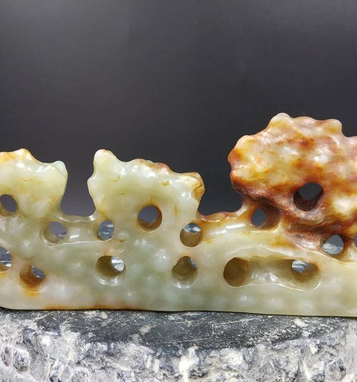 旧藏清代文房籽玉 山子形大笔架图4