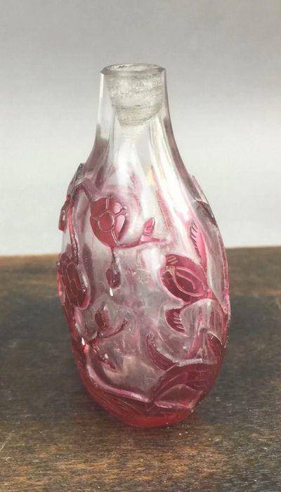 晚清 套红料锦鸡花卉鼻烟壶图4