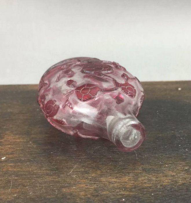 晚清 套红料锦鸡花卉鼻烟壶图6