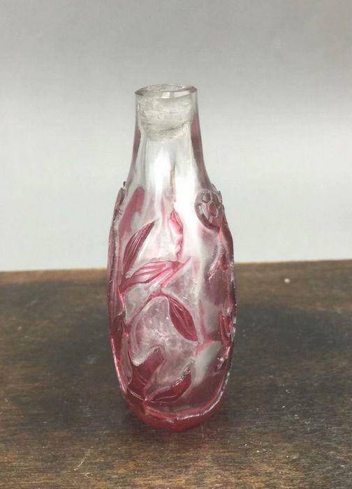 晚清 套红料锦鸡花卉鼻烟壶图5