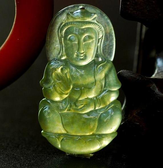 旷世极品!金色玻璃种翡翠观音送鉴定