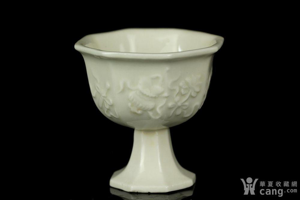 7明代德化窑白釉八仙法器纹高脚杯 - 明 - 瓷器 - 华夏收藏网