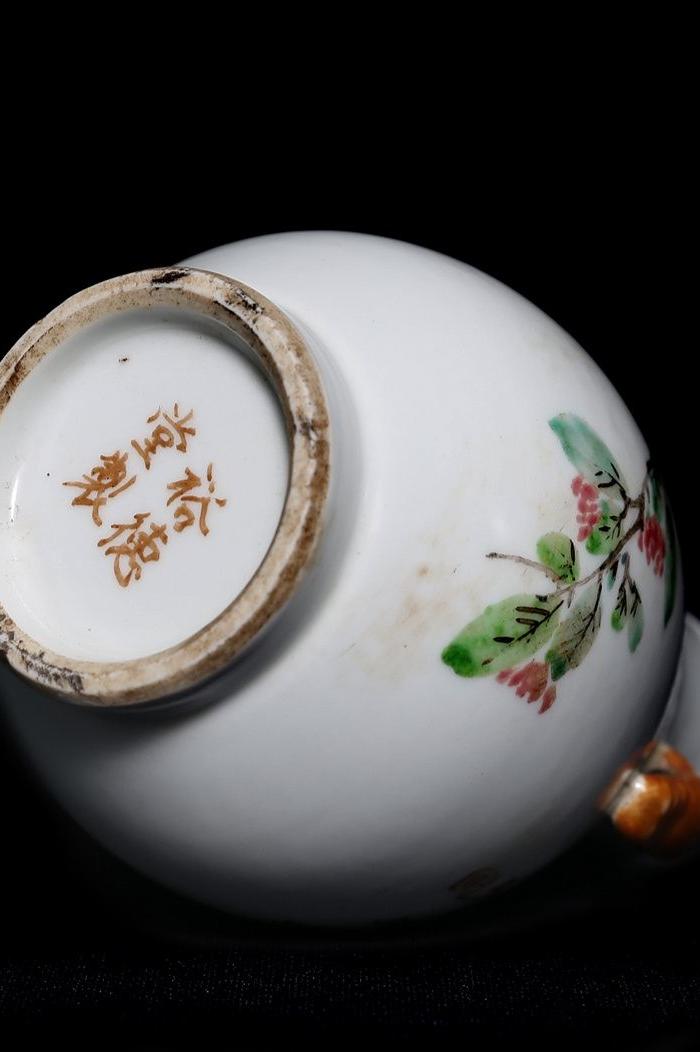 民国喻春浅绛彩瓶 cn52