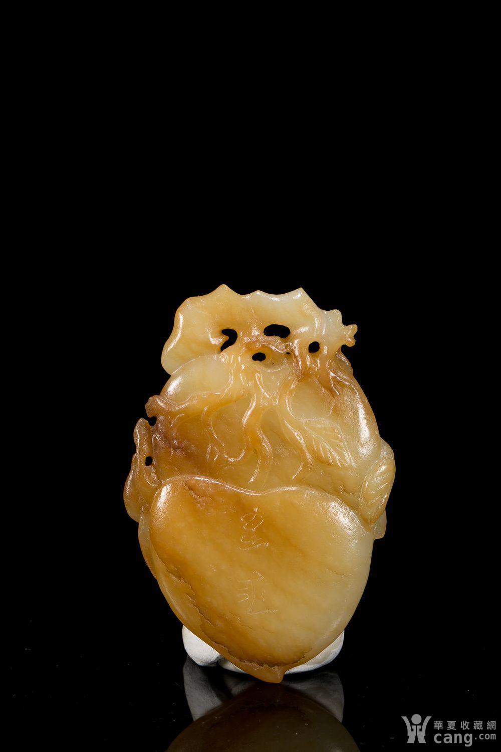 台湾回流,清,和田玉带天然糖色山流水料浅浮雕桃型斋戒牌