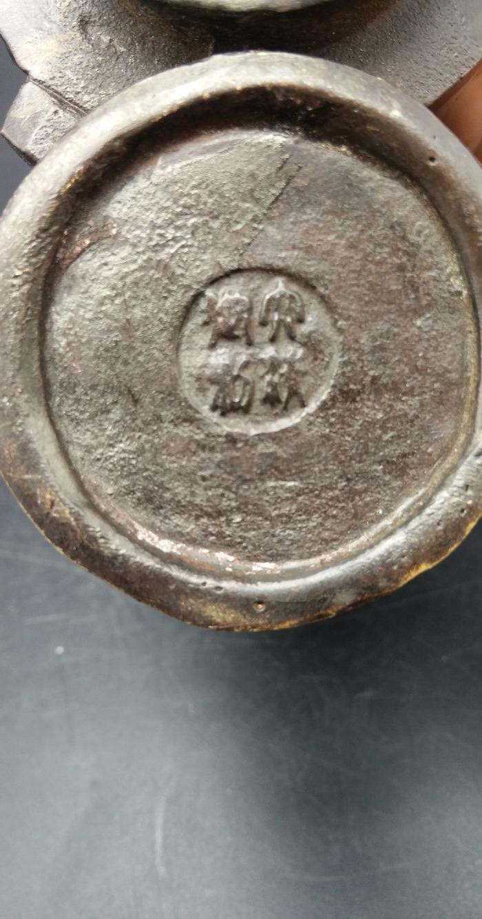 造型别致,铜质上乘.包浆醇厚.壶身刻有诗文.壶底篆刻{大清御制}款.