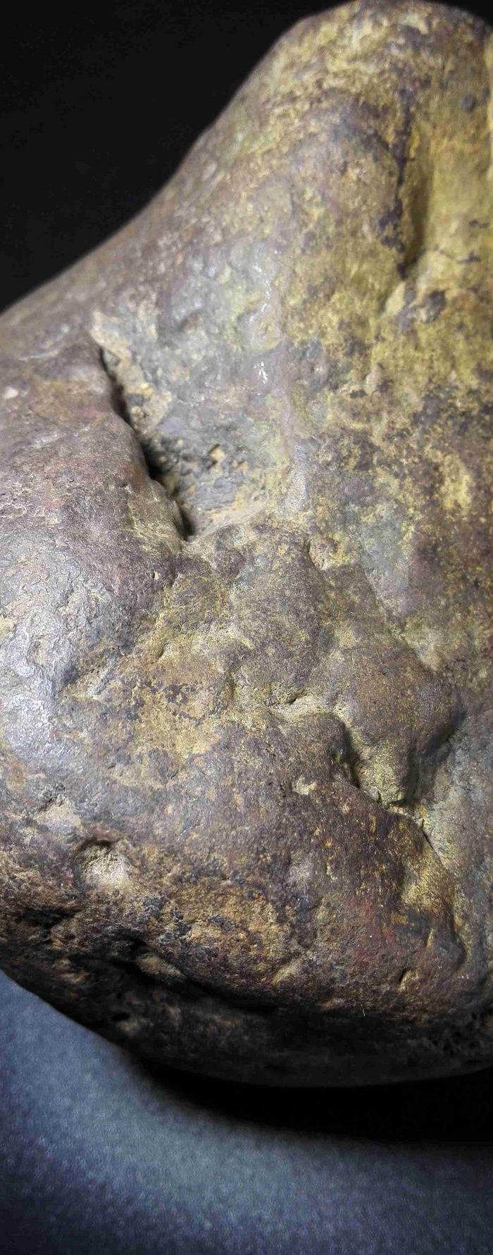 超大号陨石一个