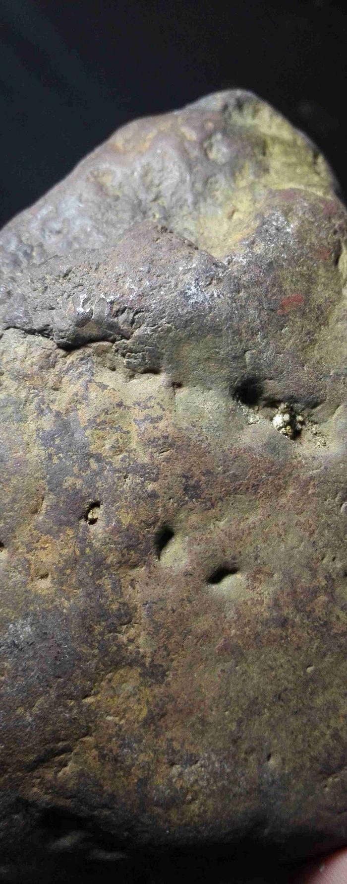 超大号陨石一个