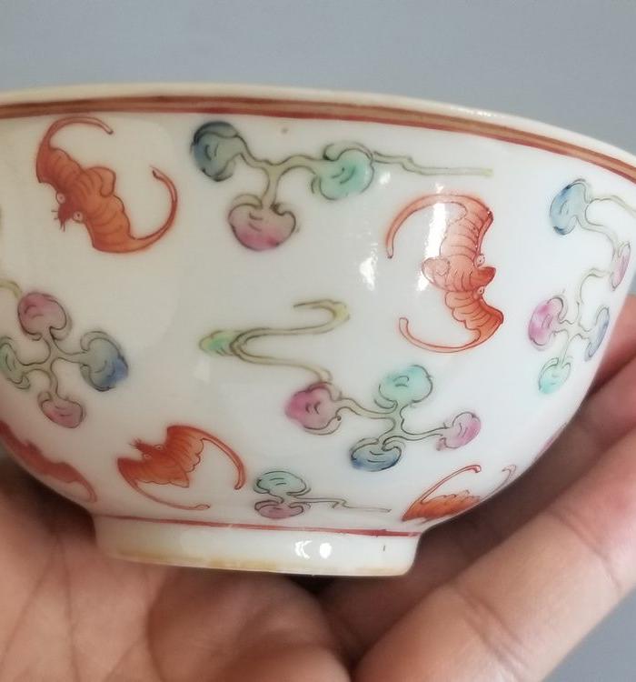 粉彩描金蝙蝠云纹碗