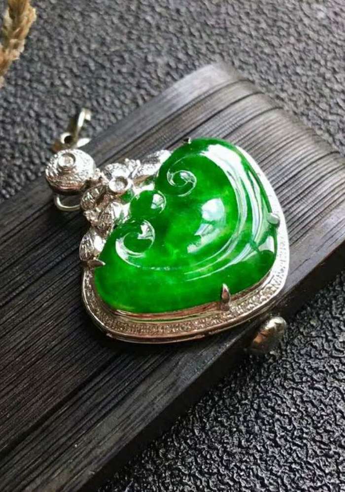 0719 04 苹果手机实拍老冰糯种翡翠a货18k镶嵌伴钻如意吊坠