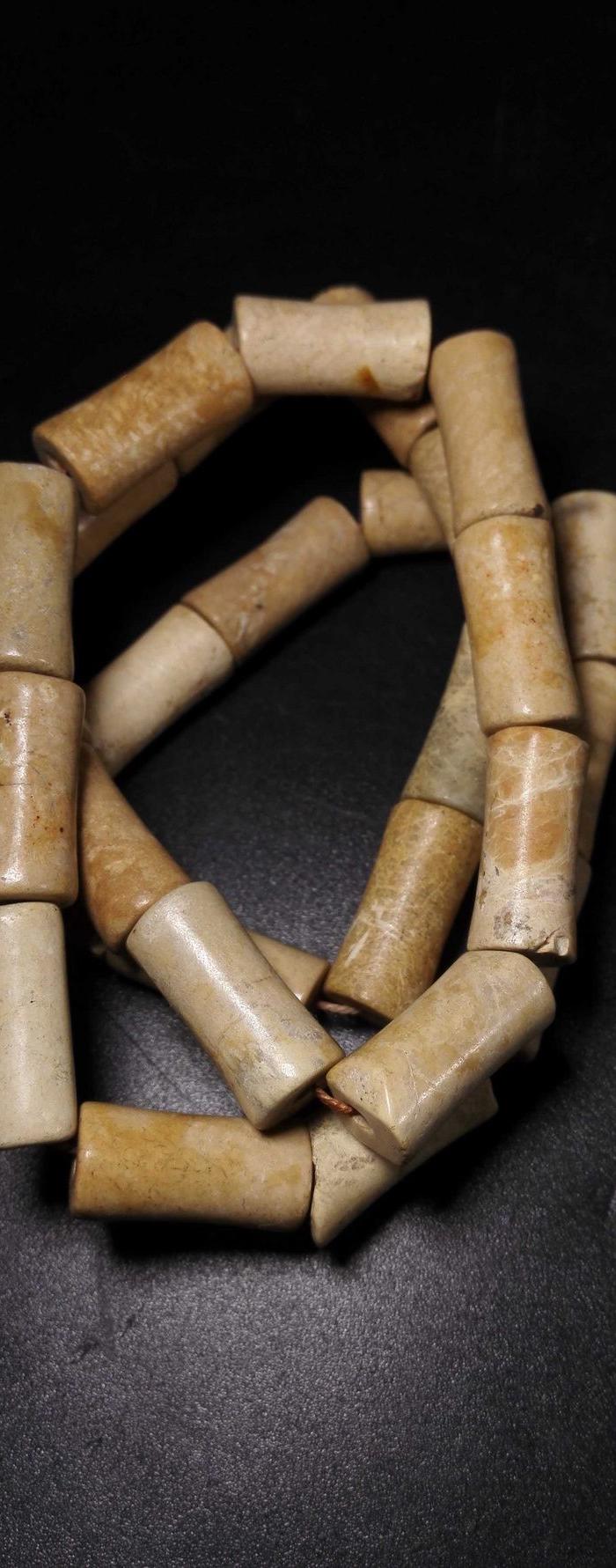 鸡骨白筒珠子一处