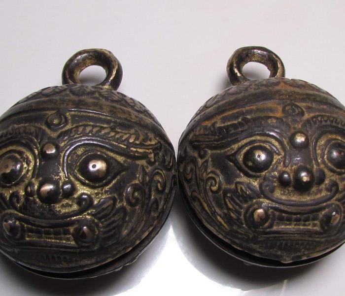 清代铜刻狮子头纹大铃铛一对