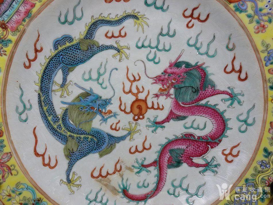 清代粉彩双龙戏珠暗刻海浪纹绘画盘