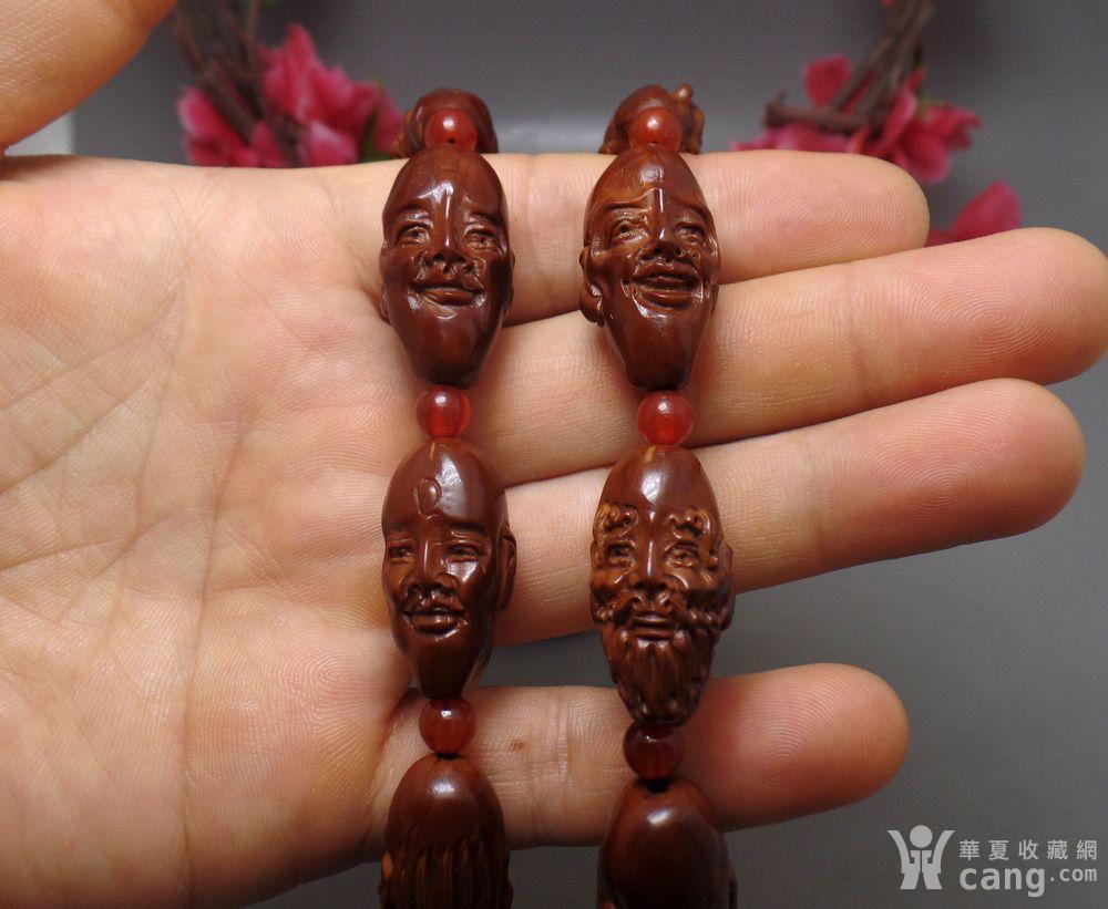 橄榄核精雕十八罗汉配四川南红玛瑙手持