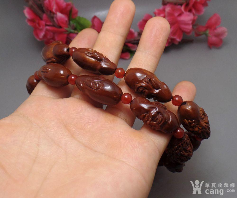橄榄核精雕十八罗汉配四川南红玛瑙手持