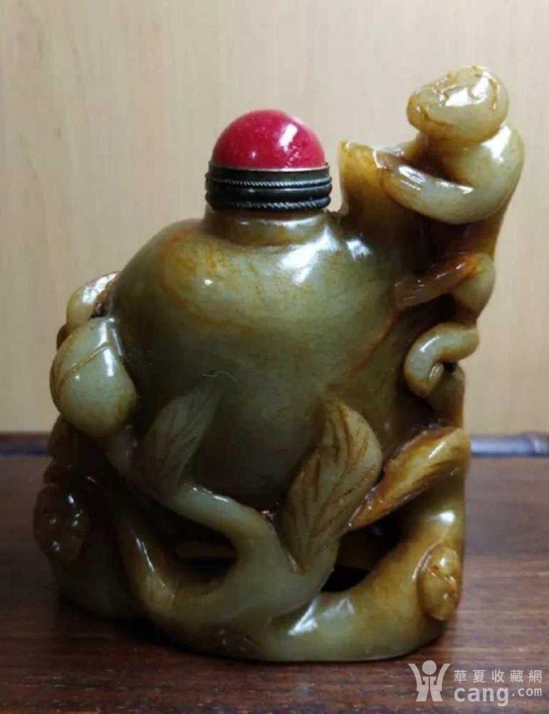 英国回流明代的和田玉鼻烟壶