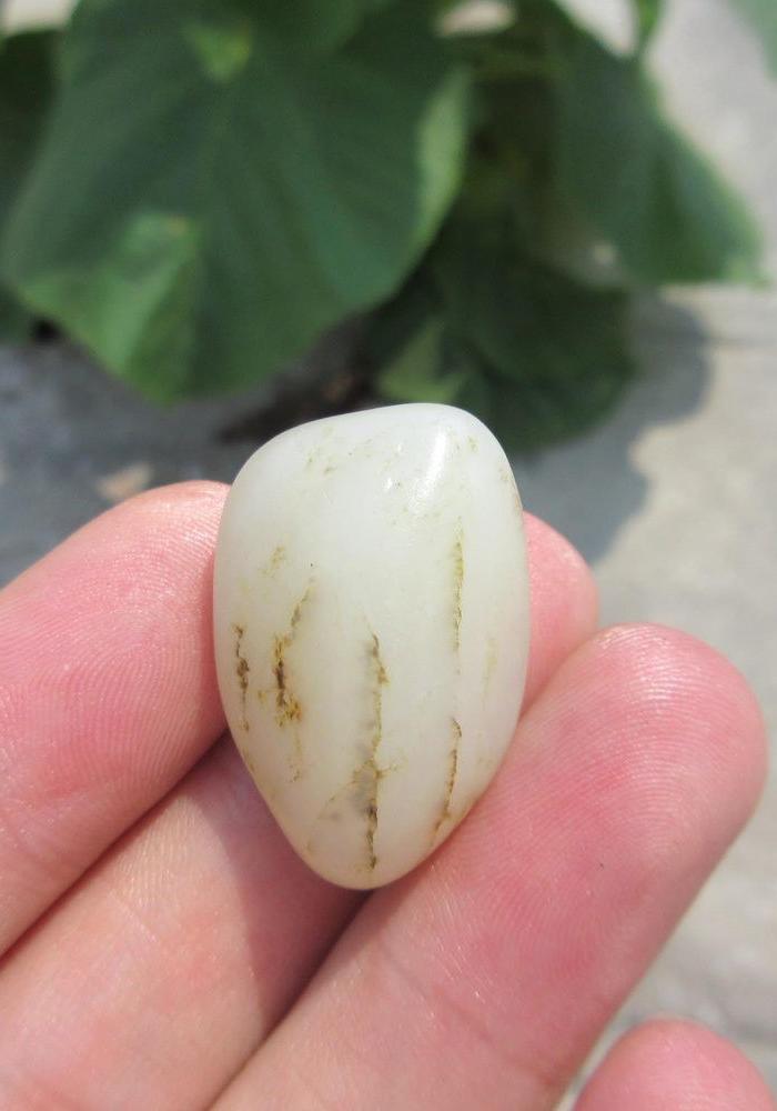 新疆和田玉水草沁白玉籽料8.2g