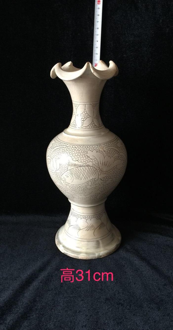 48 登丰窑珍珠地鱼纹花口瓶