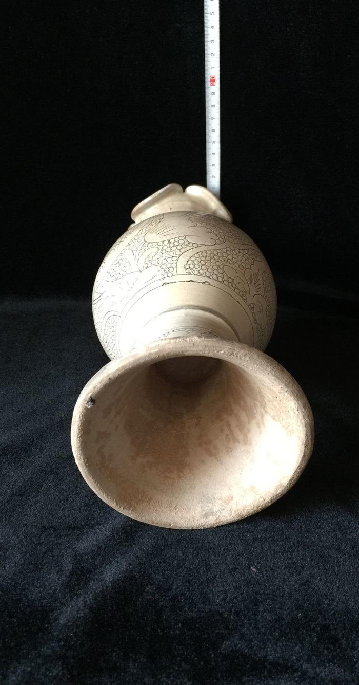 48 登丰窑珍珠地鱼纹花口瓶