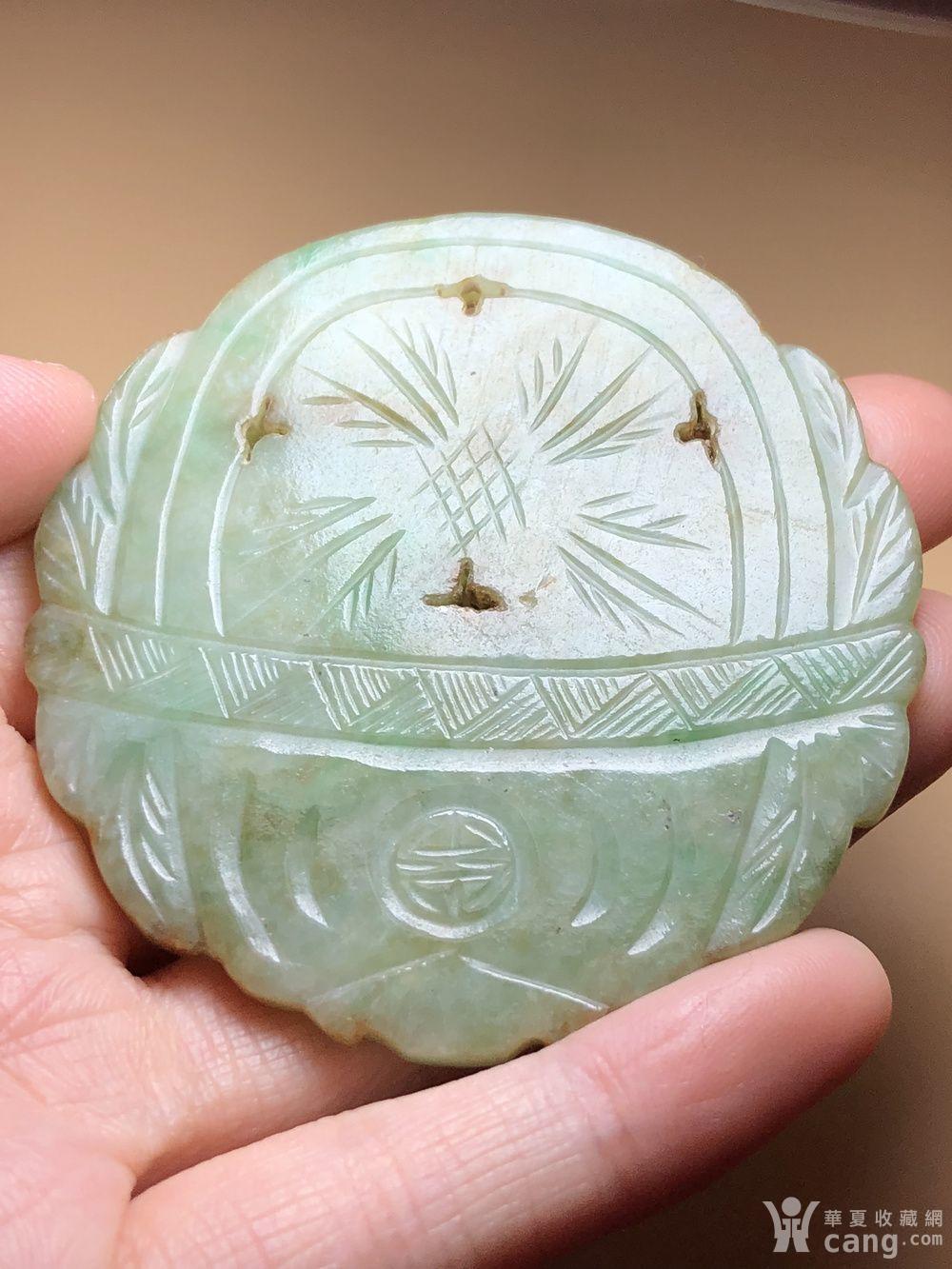 拍品描述 清代双面工老翡翠花篮玉佩一件,雕工细致,包浆老熟,大开门的