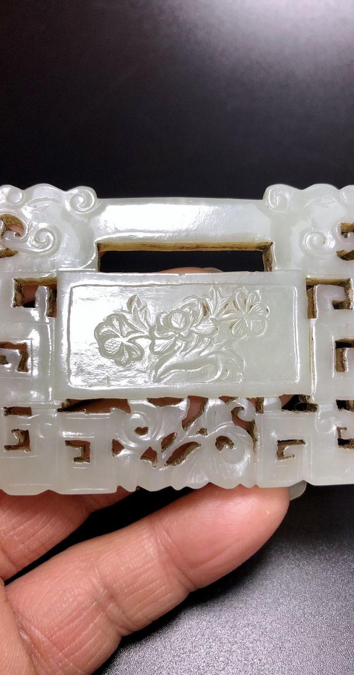 收藏级 清代和田玉花开富贵大玉锁一件